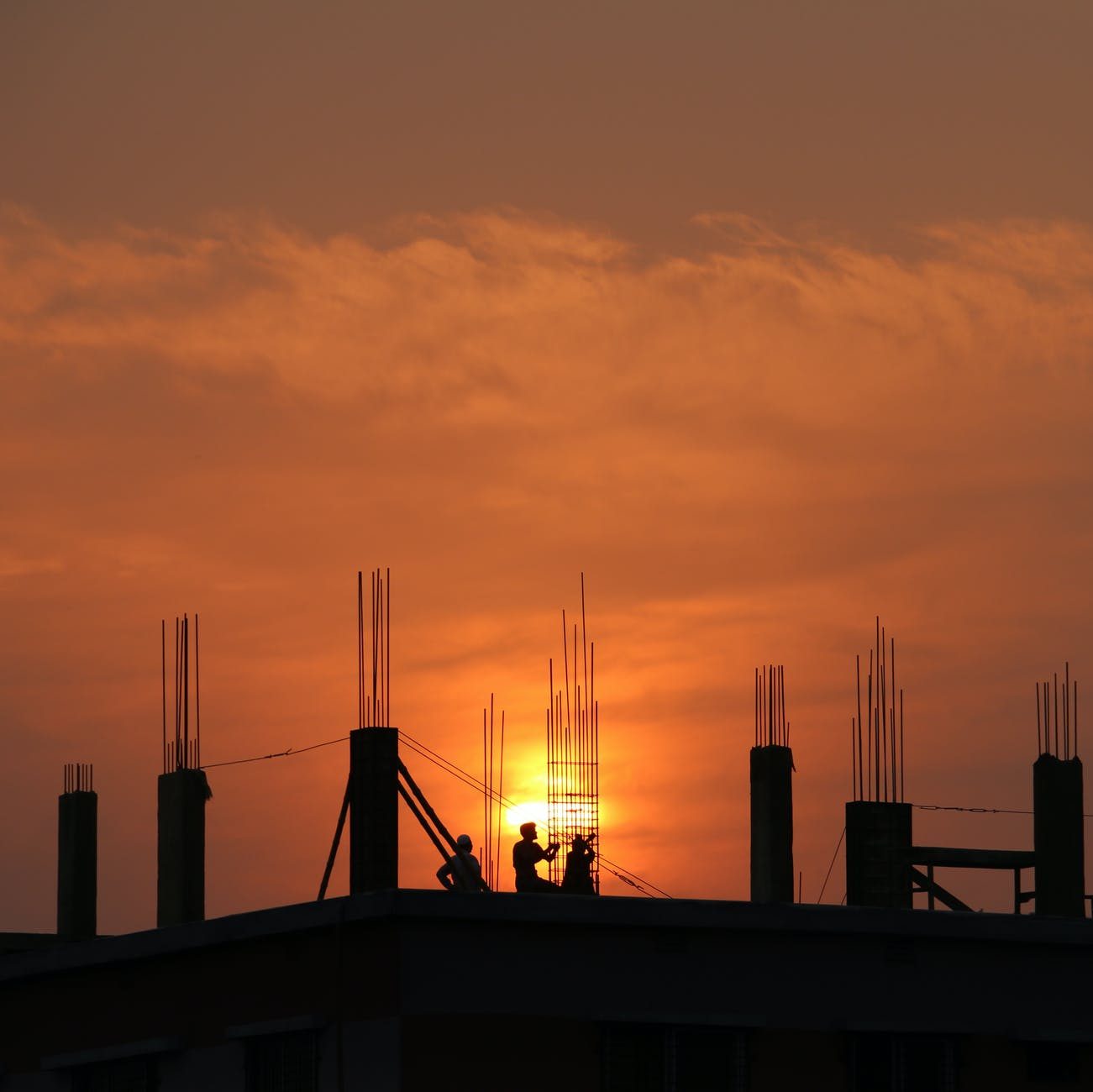 Obra ao pôr do sol